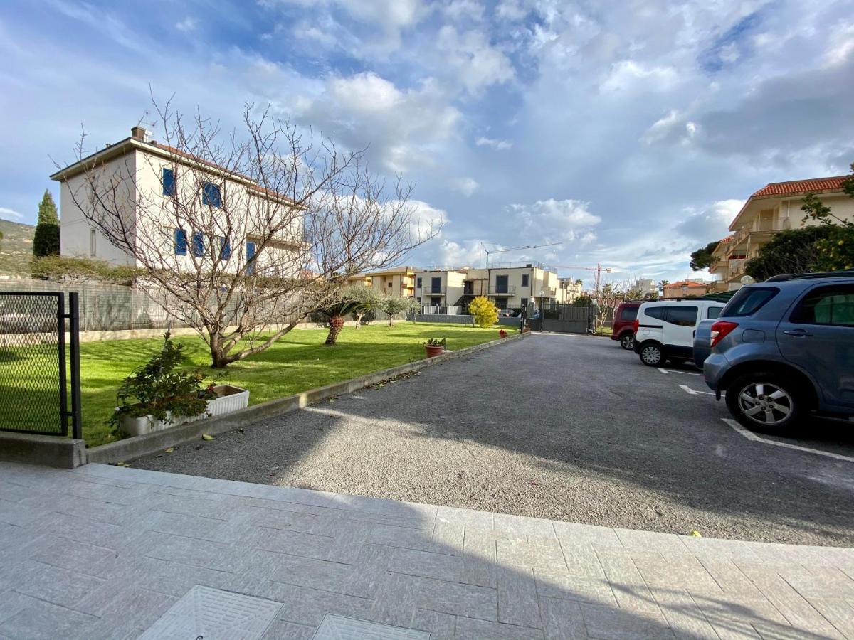 Aparthotel I Fiori Di Pietra à Pietra Ligure Extérieur photo
