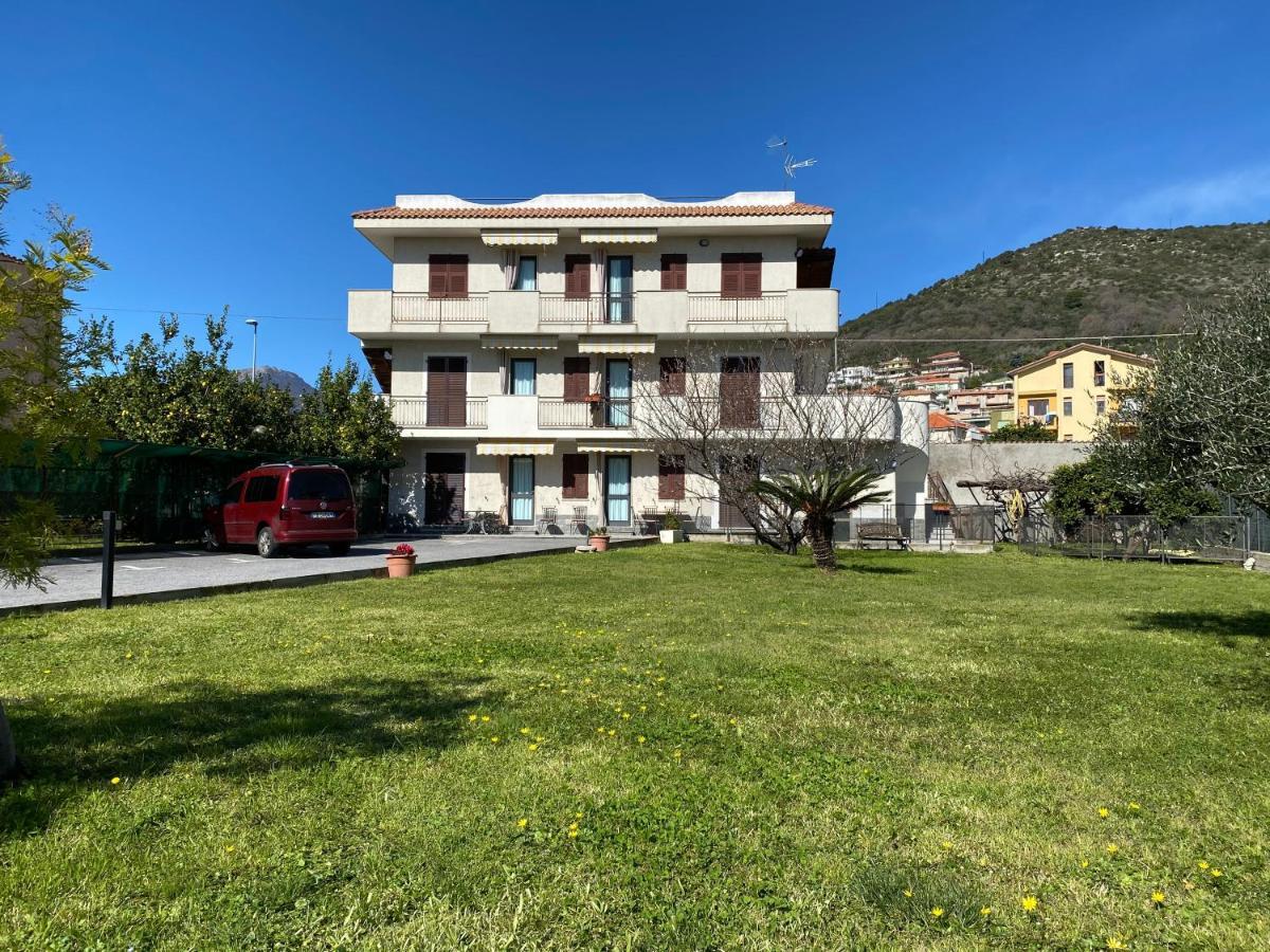 Aparthotel I Fiori Di Pietra à Pietra Ligure Extérieur photo