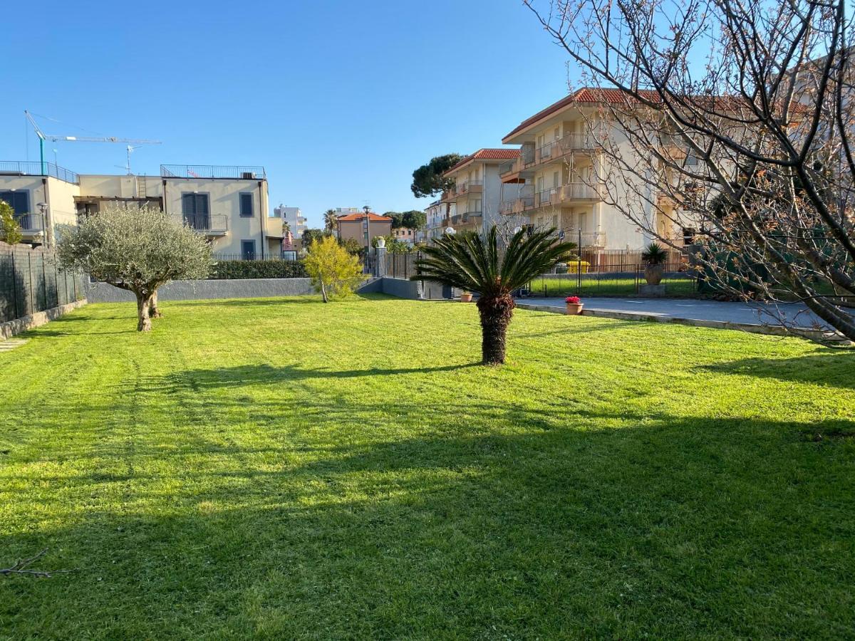Aparthotel I Fiori Di Pietra à Pietra Ligure Extérieur photo